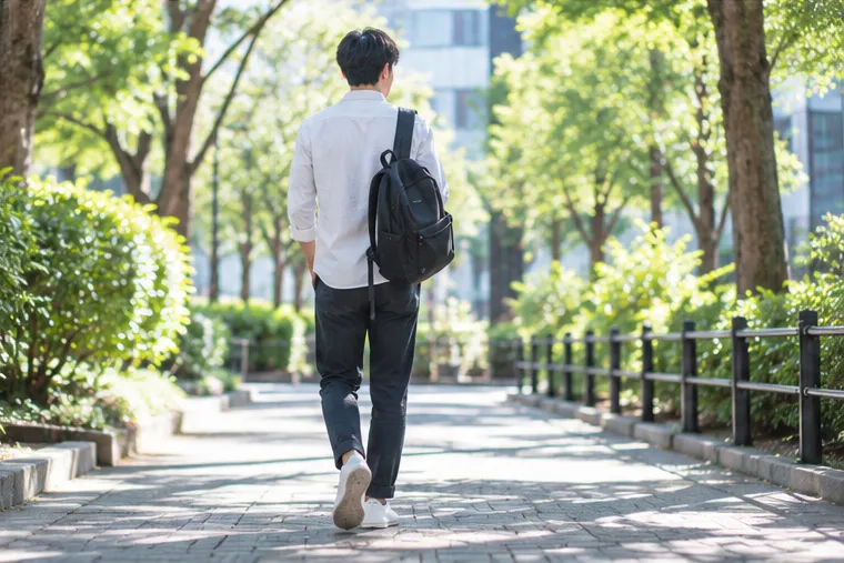 横顔や後ろ姿など顔出し最小限の写真の例